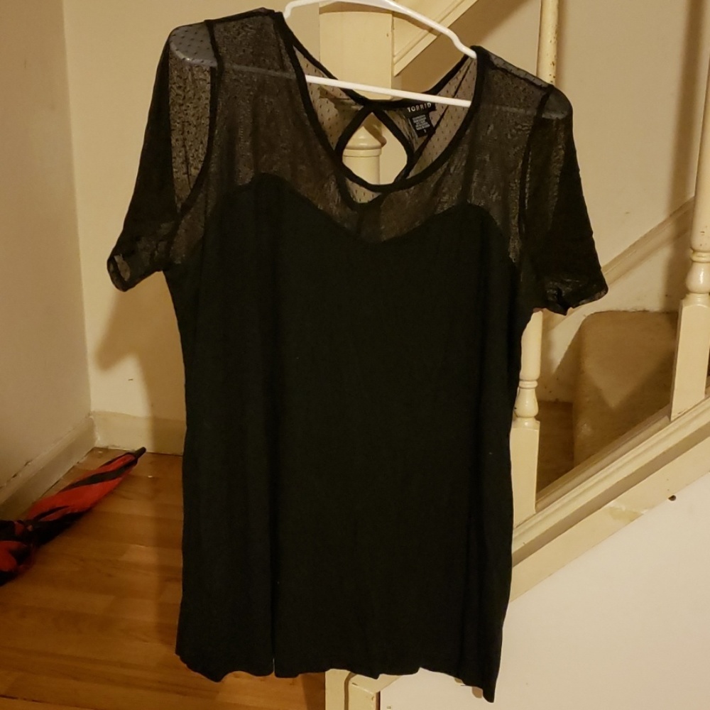 Tee shirt with mesh